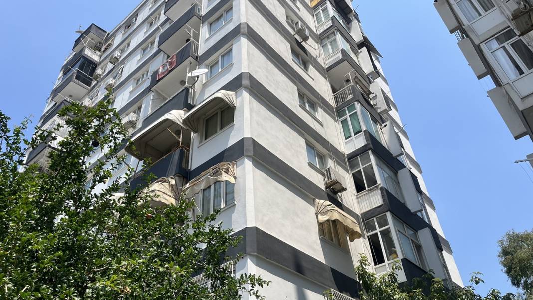 İki çocuğunun annesini apartman girişinde vahşice öldürdü! 2